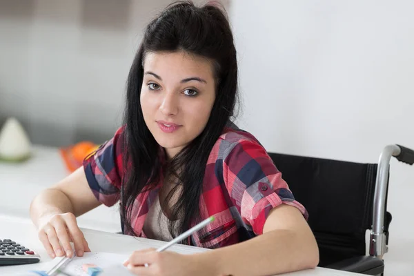 Estudante Com Deficiência Sorridente Biblioteca Universidade — Fotografia de Stock