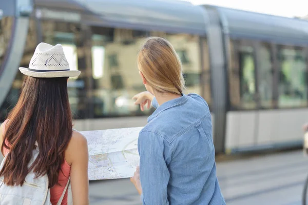 Jovem Mulher Bonita Viajantes Explorando Cidade — Fotografia de Stock