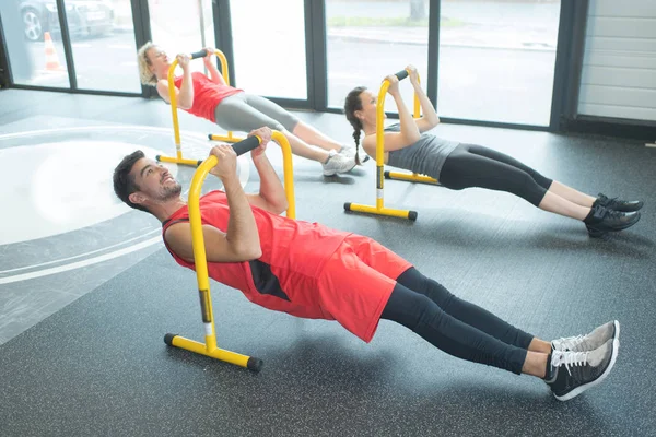 Groupe Personnes Européennes Heureuses Faisant Exercice Dans Club Gym — Photo