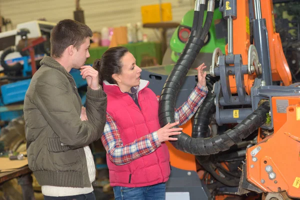 Atraente Mulher Vendendo Novo Trator Para Iniciante Agricultor — Fotografia de Stock