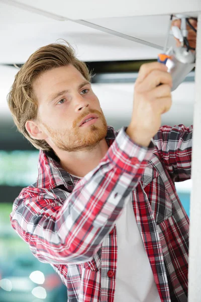 Jovem Técnico Masculino Instalando Câmera Parede Com Chave Fenda — Fotografia de Stock