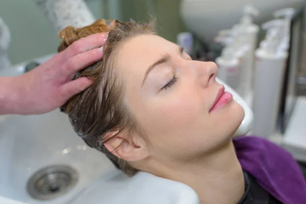 Shampooing Cabelo Trabalho — Fotografia de Stock