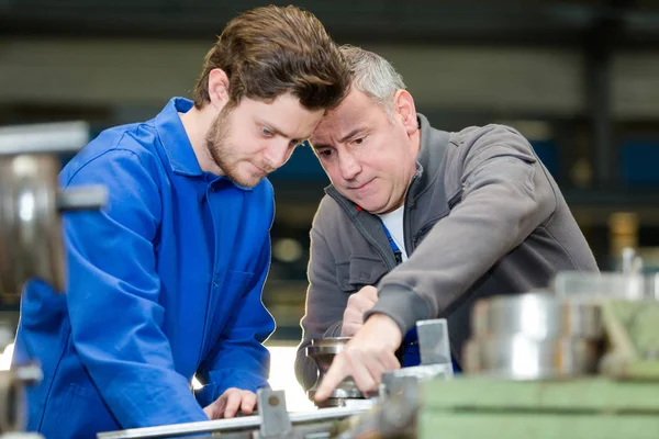 Ingenieur Azubi Diskutiert Fabrik — Stockfoto