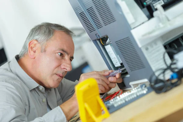 Arbeiter Beim Kalibrieren Eines Druckers — Stockfoto