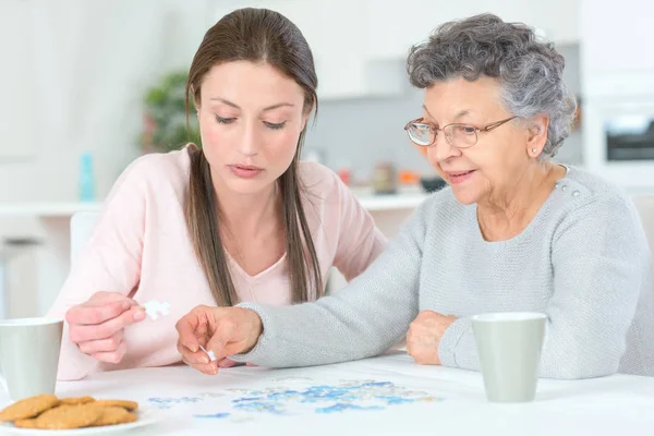 Het Verzorgen Van Haar Grootmoeder Vrouw — Stockfoto