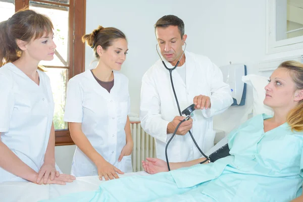 Medizinstudenten Beobachten Blutdrucktest — Stockfoto