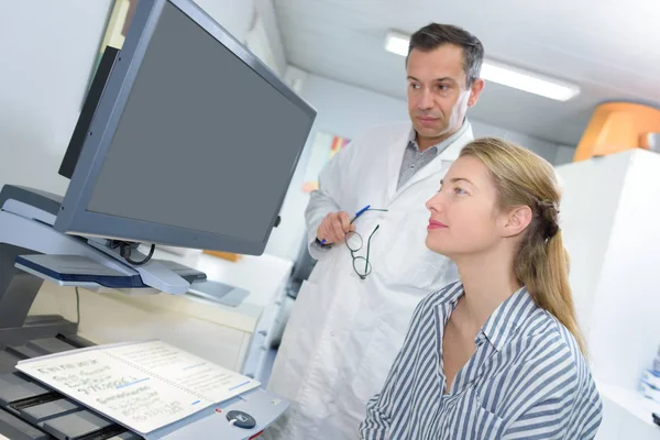 Läkare Och Medicinsk Sekreterare — Stockfoto