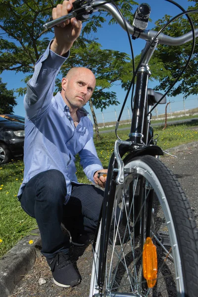 Junger Mann Inspiziert Fahrrad Freien — Stockfoto