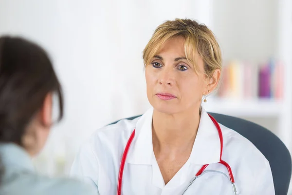 Médico Feminino Ouvir Paciente Durante Consulta — Fotografia de Stock