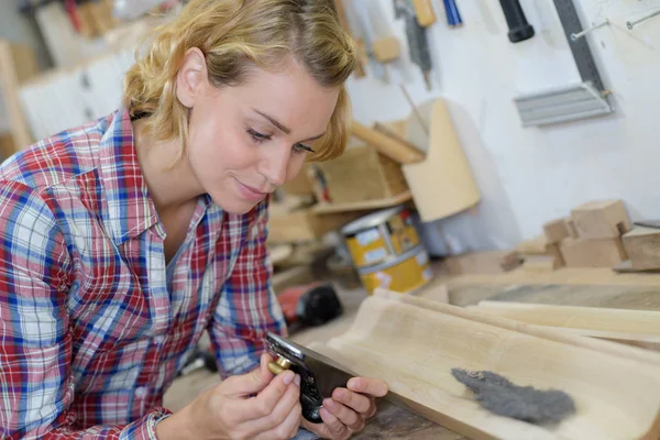 Menuisier Femme Travaillant Atelier — Photo