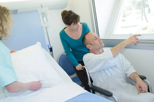 Kranker Mann Rollstuhl Krankenhaus Zeigt Auf Fenster — Stockfoto