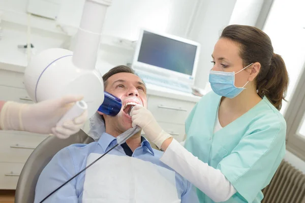 Dentista Femenino Con Paciente Masculino Consultorio Dental —  Fotos de Stock
