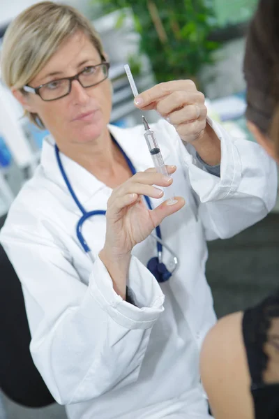 Doctor Prepares Injection Patient — Stock Photo, Image