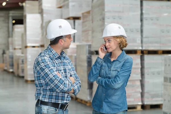 Lavoratrice Che Parla Telefono Accanto Alla Collega — Foto Stock