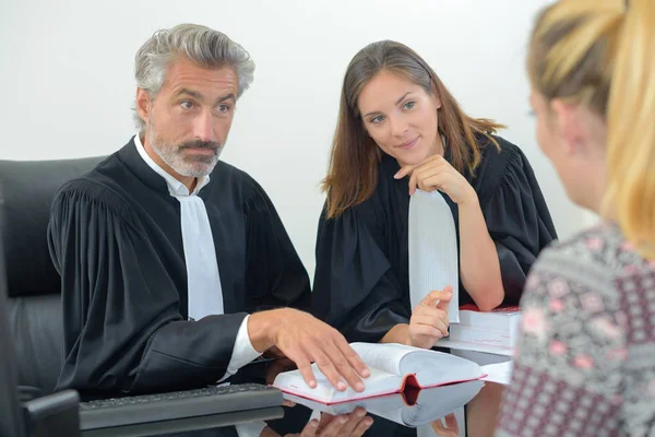 Klient Med Jurister — Stockfoto
