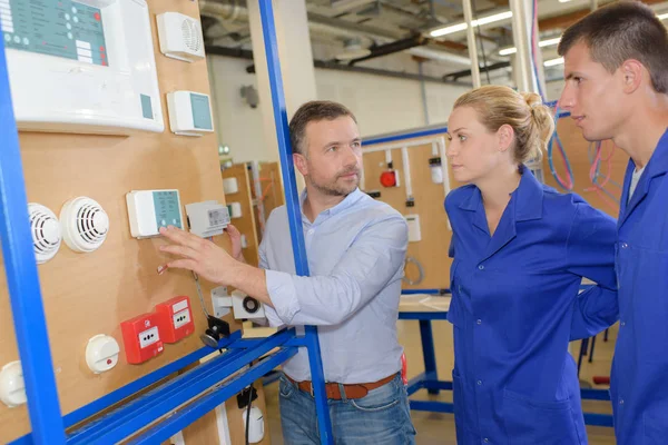 Alarmanlagen Und Lehrer Zeigen — Stockfoto