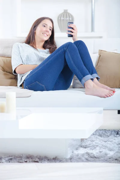 Jonge Vrouw Ontspannen Thuis — Stockfoto