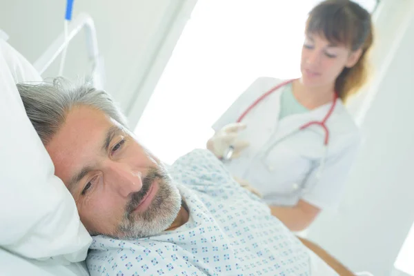 Patient Schaut Weg Wie Krankenschwester Die Spritze — Stockfoto