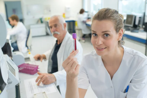 Atraktivní Lékařka Ukazuje Krevní Test — Stock fotografie