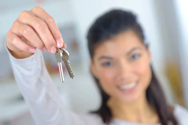 Woman Showing Keys — Stock Photo, Image
