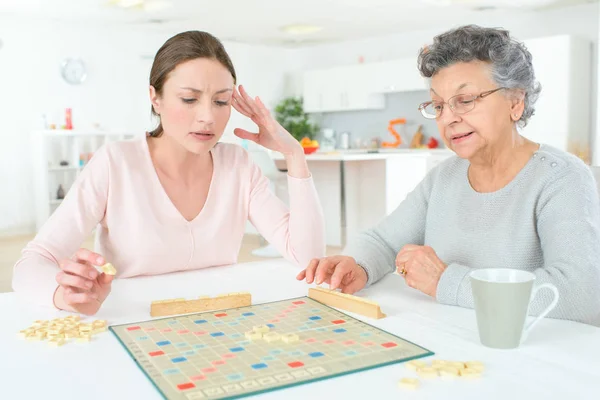 Senhora Idosa Hospício Geriátrico Brincando Com Assistente — Fotografia de Stock