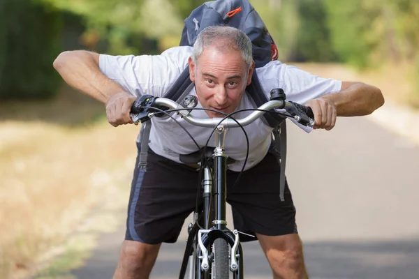 性格开朗中间岁的男子骑自行车户外 — 图库照片
