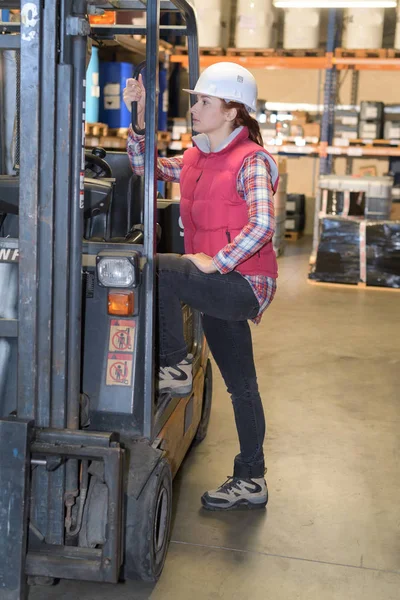 Kadın Fork Lift Kamyon Şoförü Fabrikasında Portresi — Stok fotoğraf