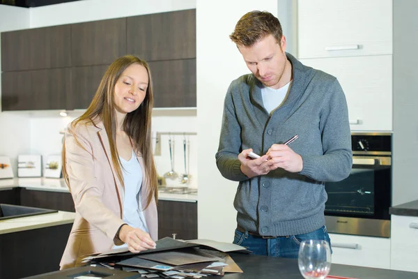 Glada Unga Par Att Välja Kök Spis Stormarknad — Stockfoto