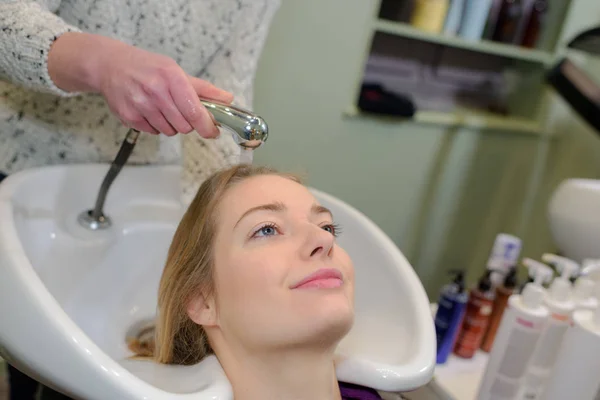 Oblicze Piękna Kobieta Coraz Hairwash Przez Salon Fryzjerski — Zdjęcie stockowe