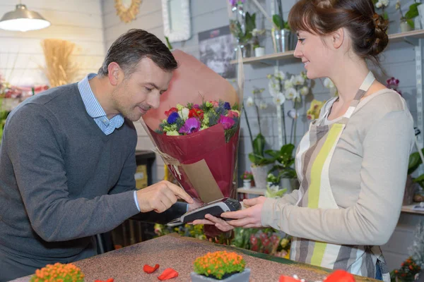 Flower Shop Klient Betala Ordern — Stockfoto