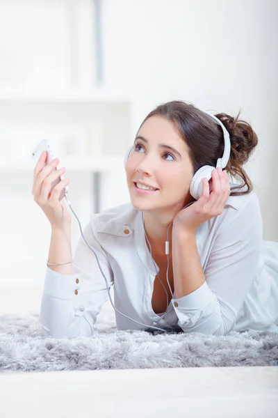 Acostado Suelo Escuchando Música — Foto de Stock