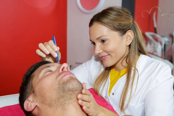 Esteticista Realizando Tratamento Facial Cliente Masculino — Fotografia de Stock