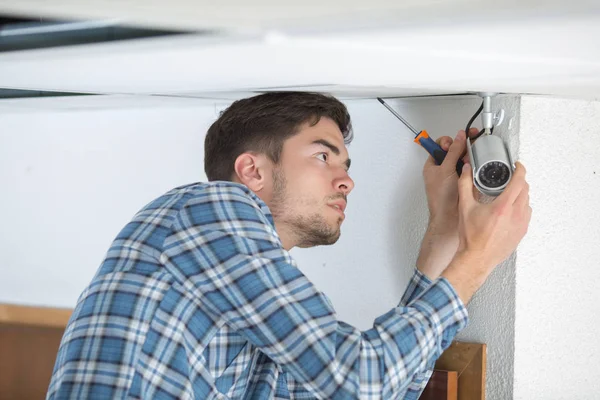 Homem Montagem Câmera Cctv Dentro Casa — Fotografia de Stock