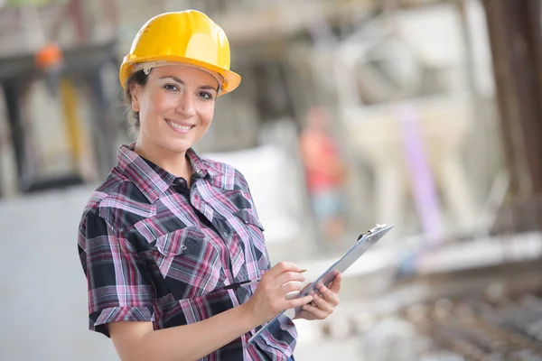 Maschinenbauingenieur Macht Sich Notizen Hüttenwerk — Stockfoto