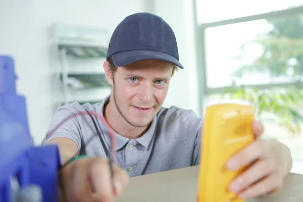 Jonge Elektricien Met Een Spanning Apparaat — Stockfoto