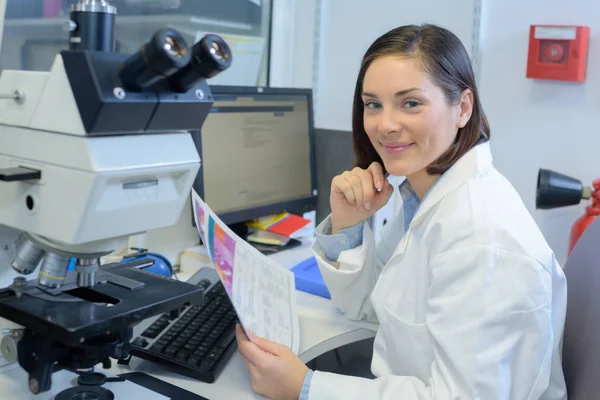 Glücklicher Wissenschaftler Lächelt Labor Die Kamera — Stockfoto