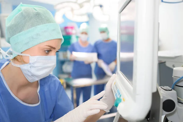 Emale Chirurg Przy Użyciu Cyfrowego Tabletu Pokoju Operacji — Zdjęcie stockowe