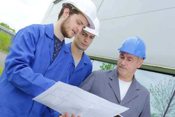 Bauarbeiter Auf Einer Baustelle Mit Einem Plan — Stockfoto