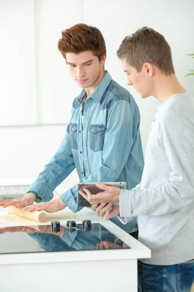 Twee Jonge Mannen Koken Eigen Keuken — Stockfoto