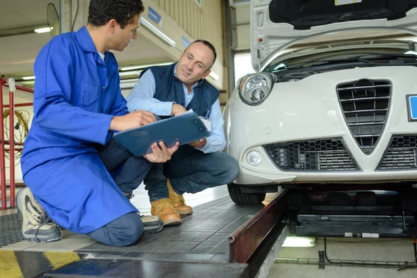 Mecânico Ajudando Aprendiz Para Consertar Motor — Fotografia de Stock