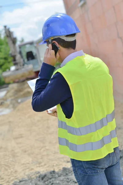 Jeune Ingénieur Parlant Par Téléphone Portable Extérieur — Photo