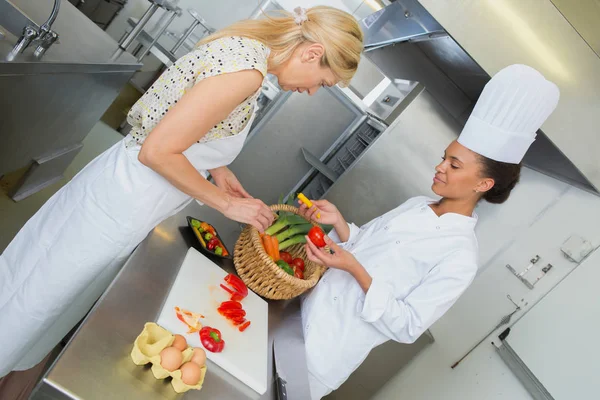 Jovem Nutricionista Trabalhando Cozinha — Fotografia de Stock