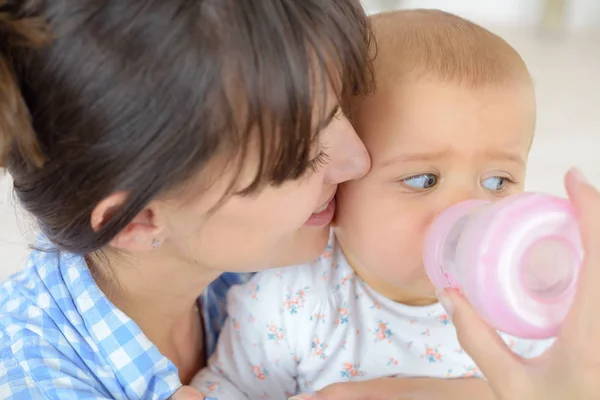 Mutter Füttert Die Babyflasche — Stockfoto