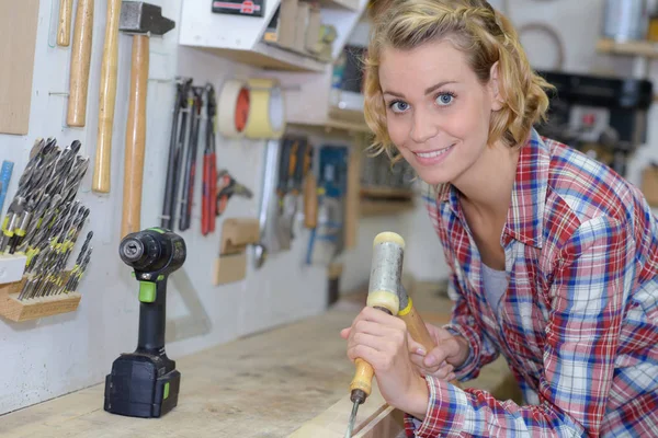 Mooie Vrouwelijke Timmerman Het Werk Met Behulp Van Verticale Boren — Stockfoto