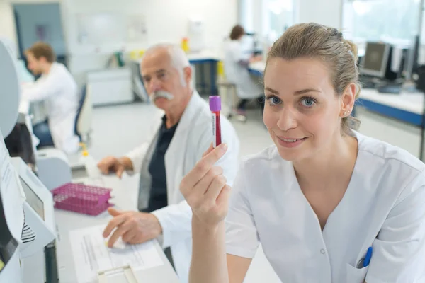 Attraente Medico Femminile Che Mostra Esame Del Sangue — Foto Stock