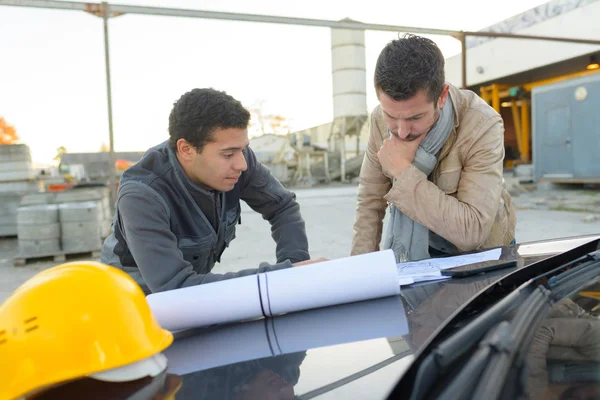 Ingenjörer Utanför Byggnaden Webbplats — Stockfoto