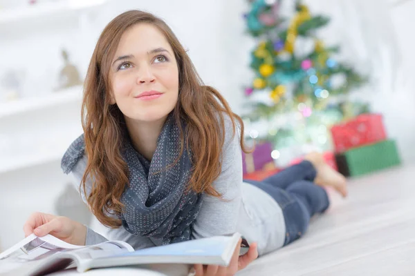 Dame Mit Magazin Und Fernem Gesichtsausdruck — Stockfoto