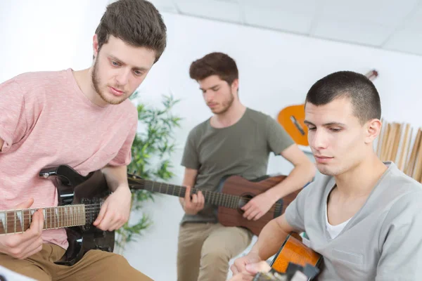 Jovens Homens Tocando Guitarras — Fotografia de Stock