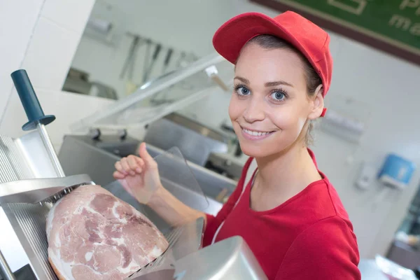 Açougueiro Fêmea Corte Carne Máquina — Fotografia de Stock