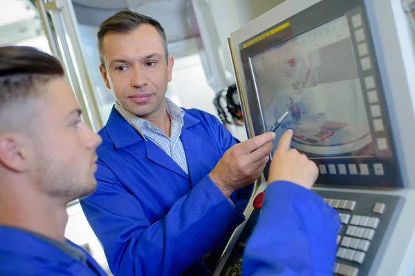 Technici Voor Het Lezen Van Een Computerscherm — Stockfoto